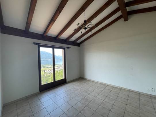 Zimmer mit Balkontuer und Aussicht